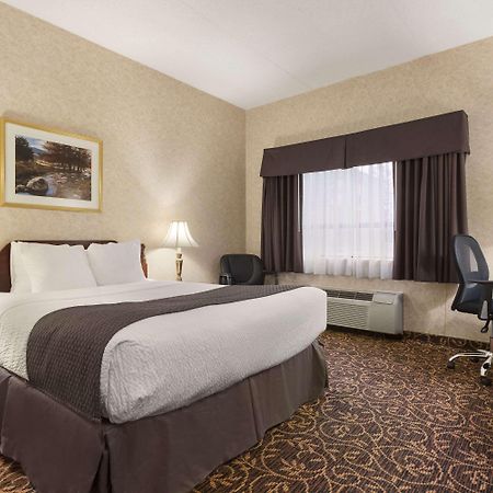 Days Inn By Wyndham Toronto East Lakeview Bagian luar foto
