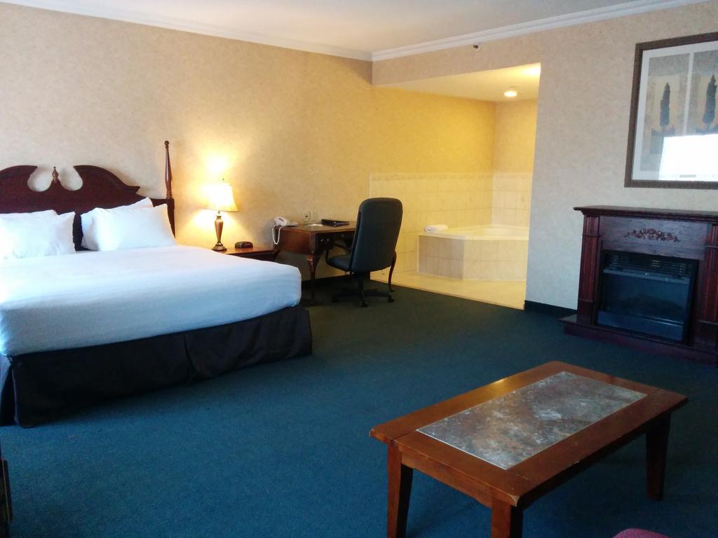 Days Inn By Wyndham Toronto East Lakeview Bagian luar foto
