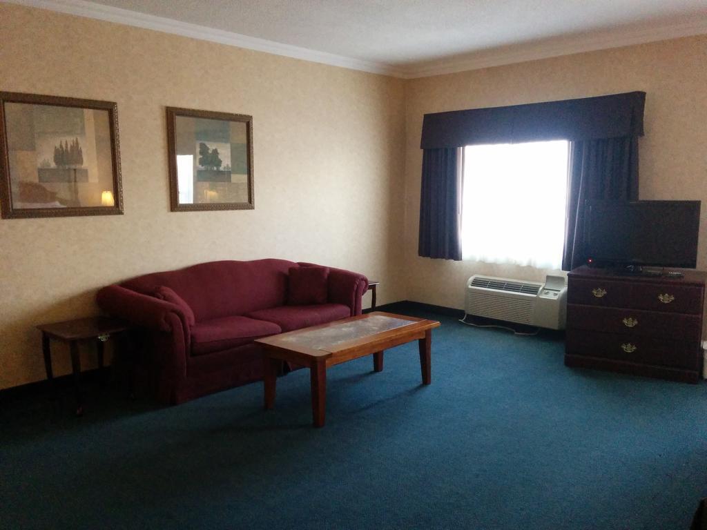 Days Inn By Wyndham Toronto East Lakeview Bagian luar foto