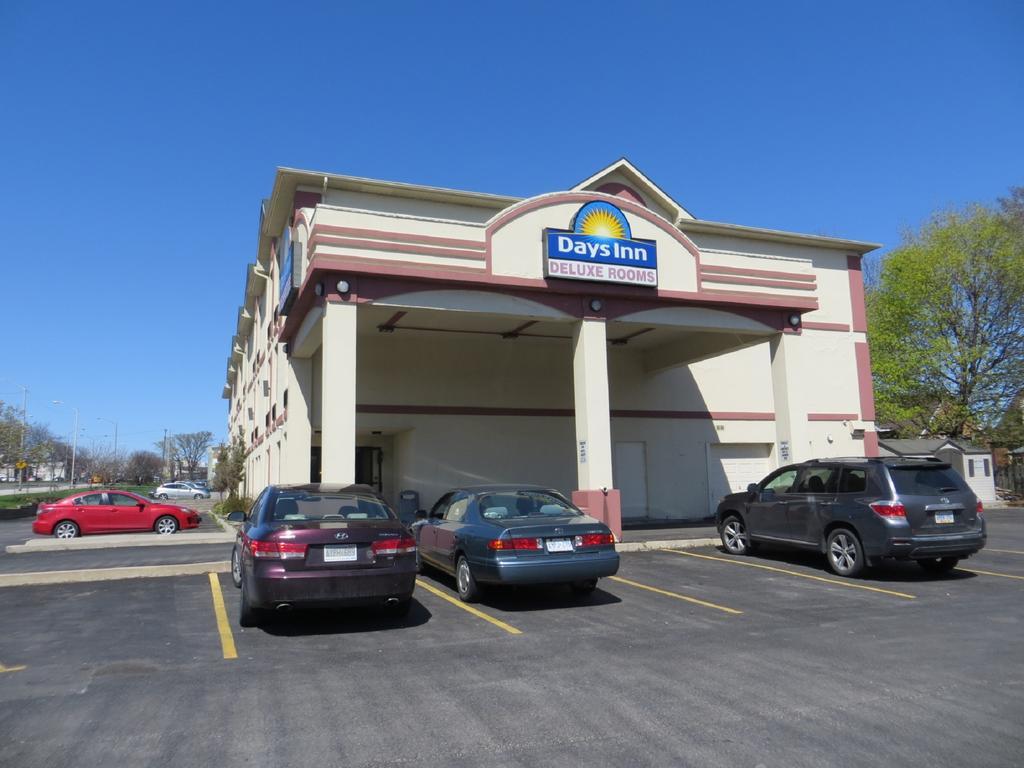 Days Inn By Wyndham Toronto East Lakeview Bagian luar foto