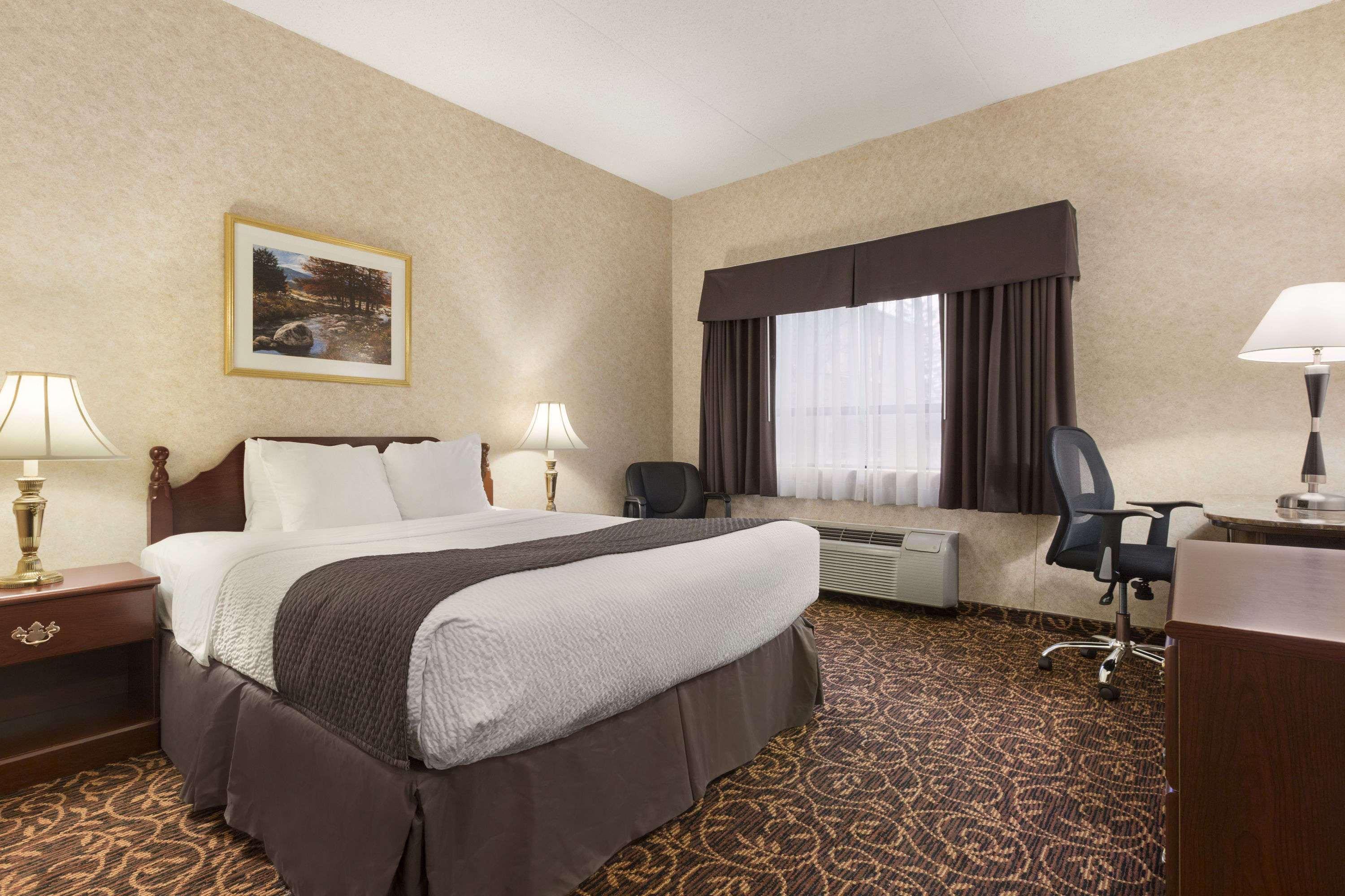 Days Inn By Wyndham Toronto East Lakeview Bagian luar foto