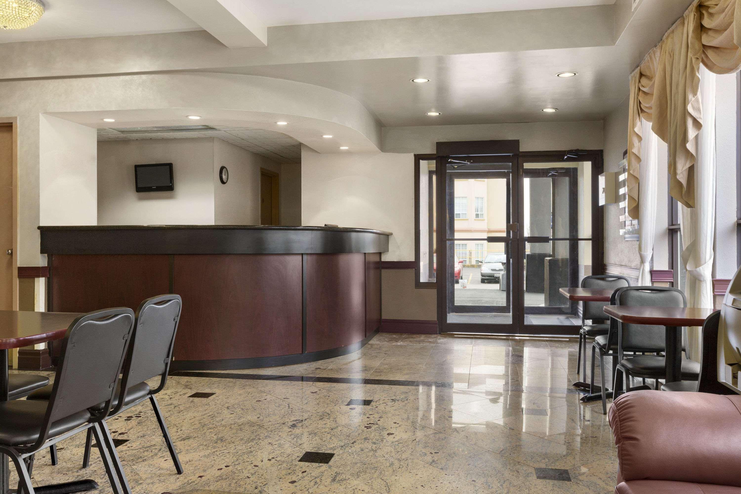 Days Inn By Wyndham Toronto East Lakeview Bagian luar foto