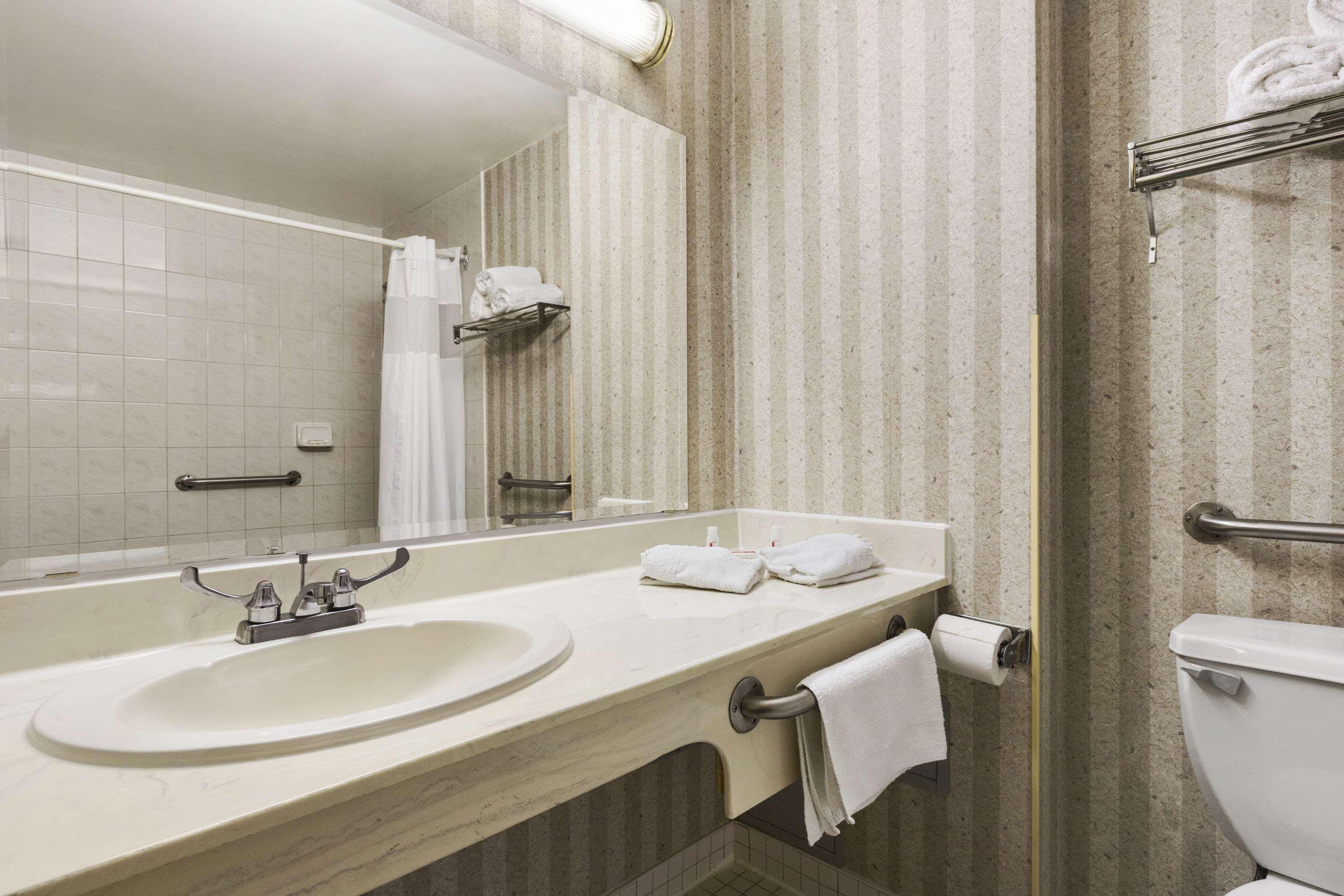 Days Inn By Wyndham Toronto East Lakeview Bagian luar foto