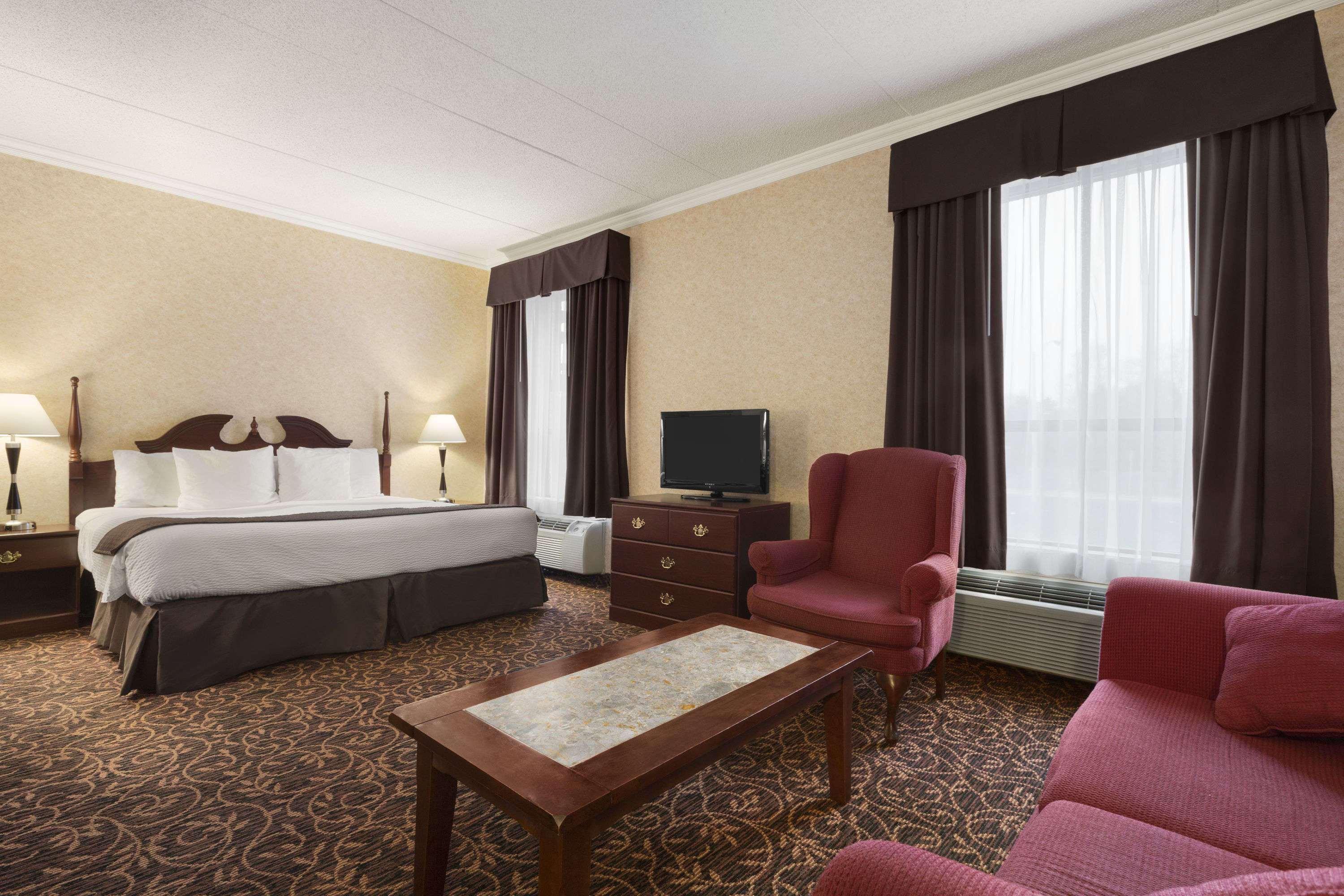 Days Inn By Wyndham Toronto East Lakeview Bagian luar foto