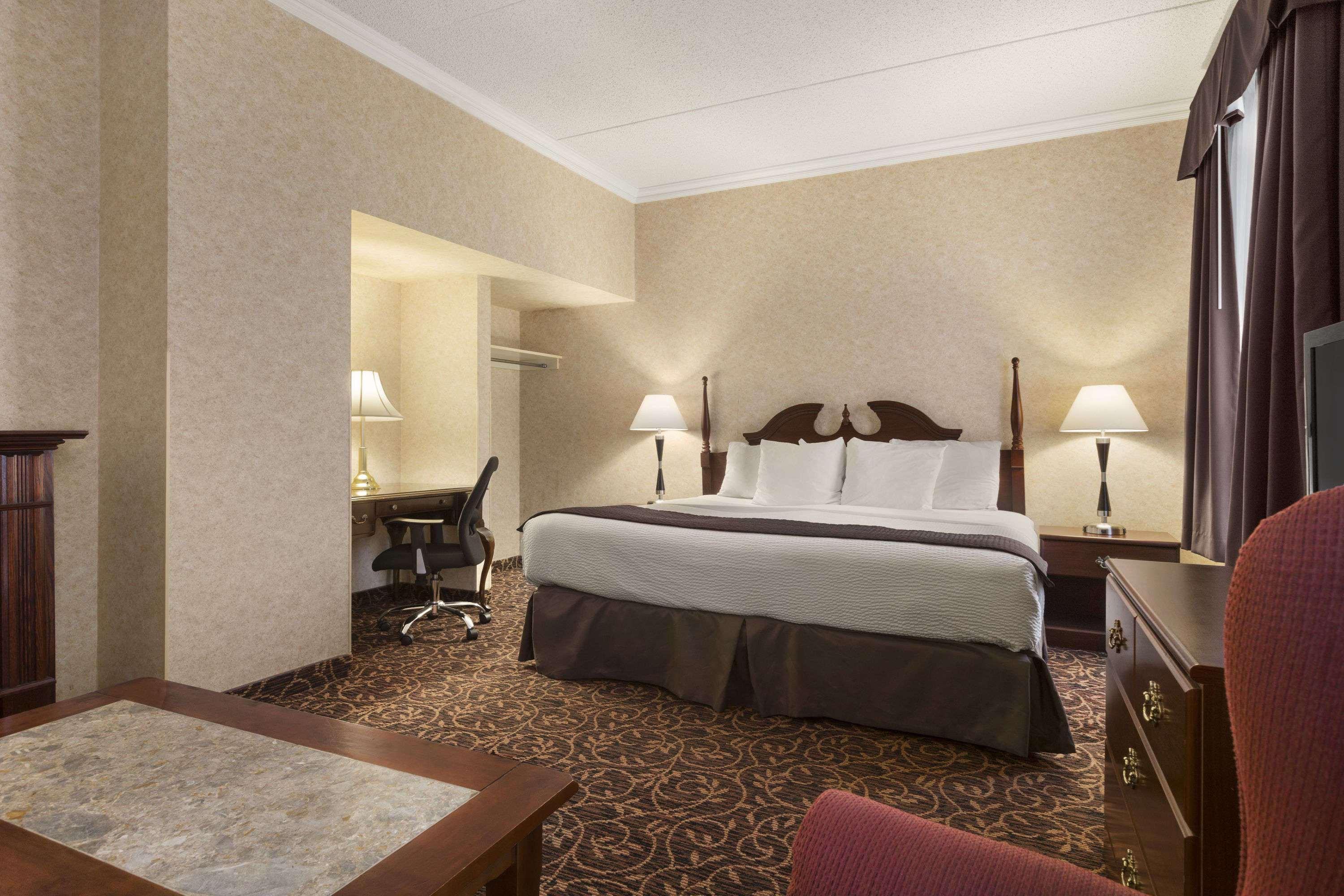 Days Inn By Wyndham Toronto East Lakeview Bagian luar foto