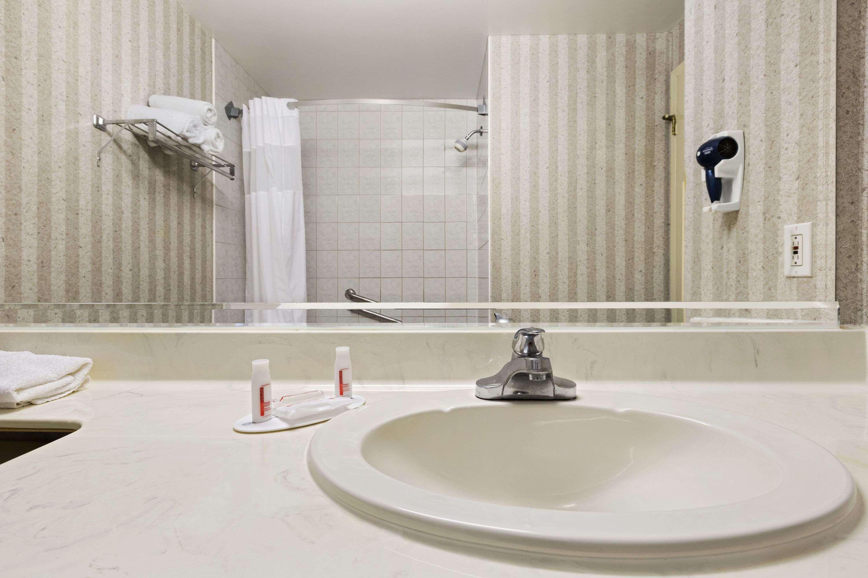 Days Inn By Wyndham Toronto East Lakeview Bagian luar foto