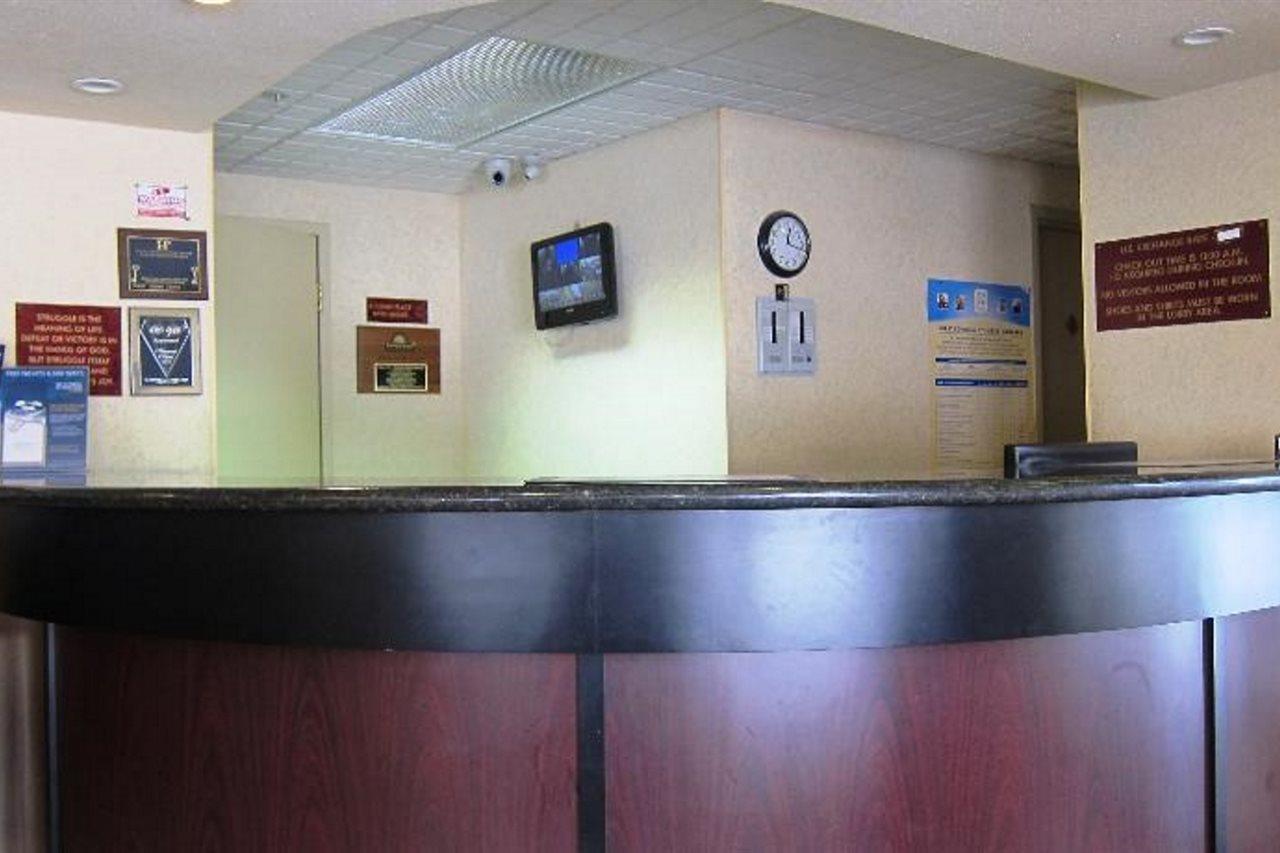 Days Inn By Wyndham Toronto East Lakeview Bagian luar foto