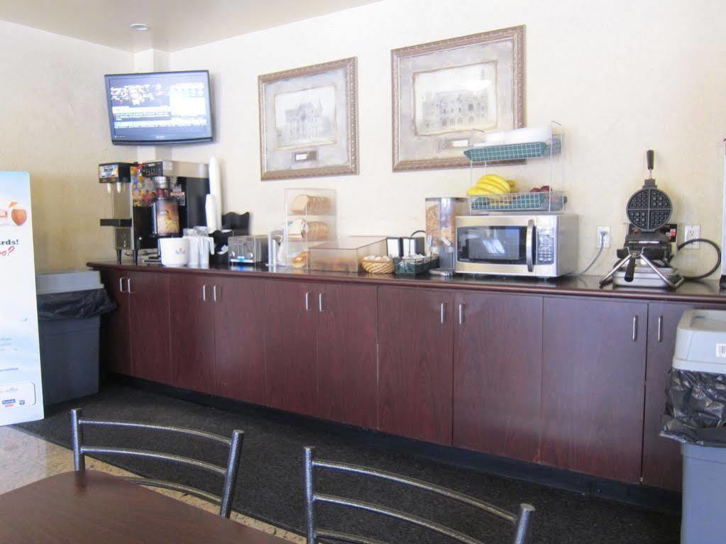 Days Inn By Wyndham Toronto East Lakeview Bagian luar foto