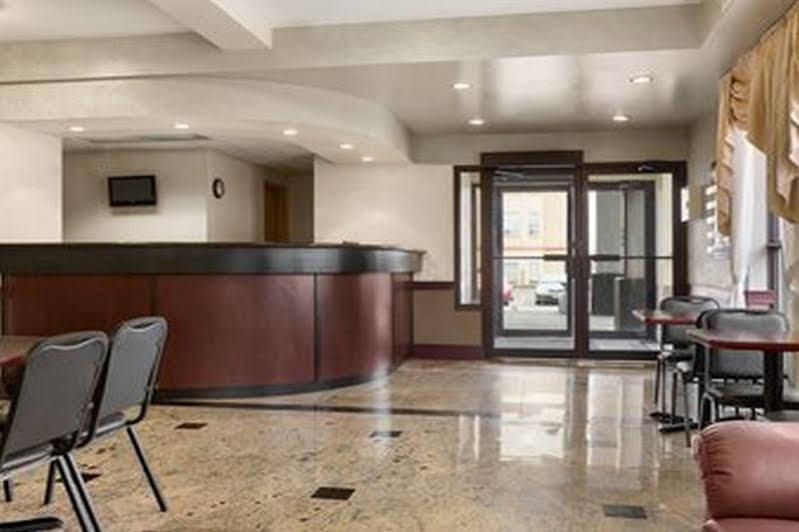 Days Inn By Wyndham Toronto East Lakeview Bagian luar foto