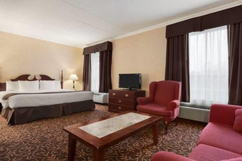 Days Inn By Wyndham Toronto East Lakeview Bagian luar foto