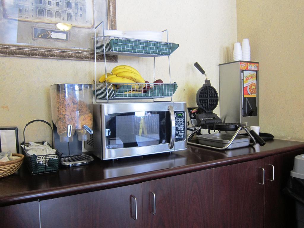 Days Inn By Wyndham Toronto East Lakeview Bagian luar foto