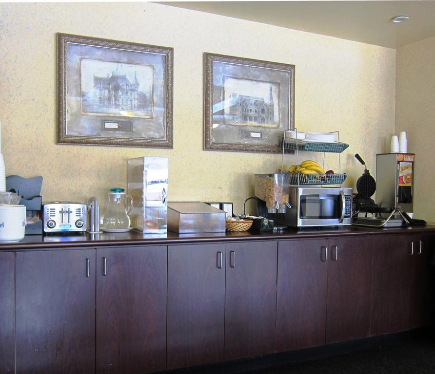 Days Inn By Wyndham Toronto East Lakeview Bagian luar foto